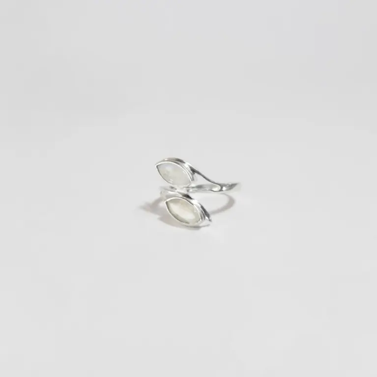 Anel em Prata 925 com Pedra da Lua - Intuição e Equilíbrio